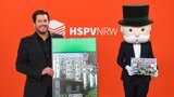 Mr. Monopoly übergibt das HSPV-Straßenfeld an Hochschulpräsident Martin Bornträger