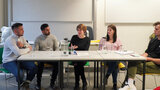 Studierende der FHöV NRW diskutieren mit Grünen-Sprecherin Verena Schäffer (Mitte) über Strategien gegen Rechtsextremismus (Foto: FHöV NRW)