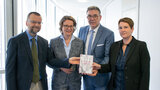 V.l.n.r.: Andreas Kohl (FHöV NRW), Ministerin Ina Scharrenbach (MHKGB NRW), Andreas Hemsing (komba gewerkschaft NRW) und Dr. Claudia Kaup (FHöV NRW). (Foto: MHKGB NRW)