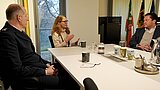 Michael Otting, Susanne Grauer-Thöne und Präsident Martin Bornträger sitzend im Gespräch.