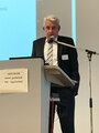 Dr. Jörg-Michael Günther steht vor einem Rednerpult.