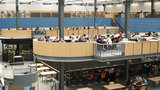 Studierende in der Haupthalle des Gebäudes "Industrieel Ontwerpen" (Gebäude für Industriedesign an der TU Delft)